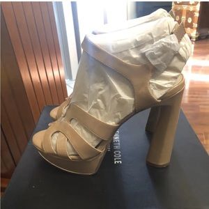 Kenneth Cole New York Nealie Beige Patent Leather Sandals - NWB - 10M